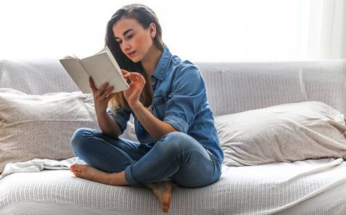 Kvinna som läser en bok om ångest.