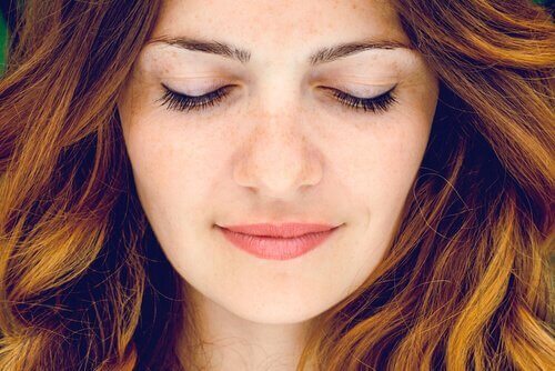 Kvinna som genomför en tyst retreat