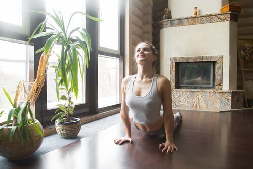 Kvinna gör yogaställningen Urdhva Mukha Shvanasana