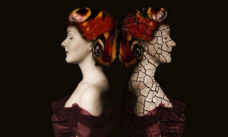 Kvinnor med ryggen mot varandra.