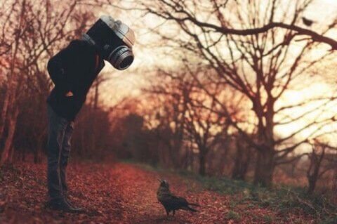 Man med en kamera som huvud