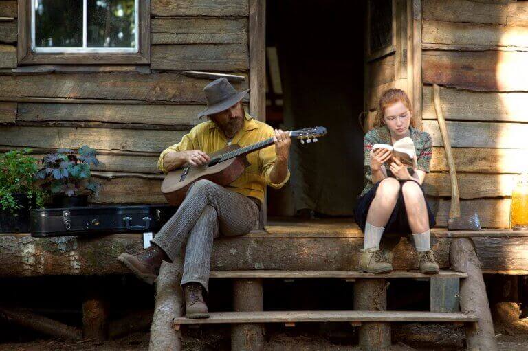 Captain Fantastic - Man som spelar gitarr bredvid sin dotter.