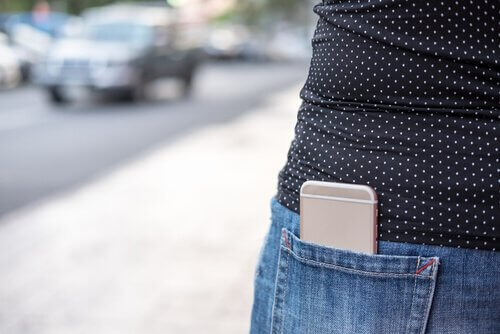 Smart telefon i fickan