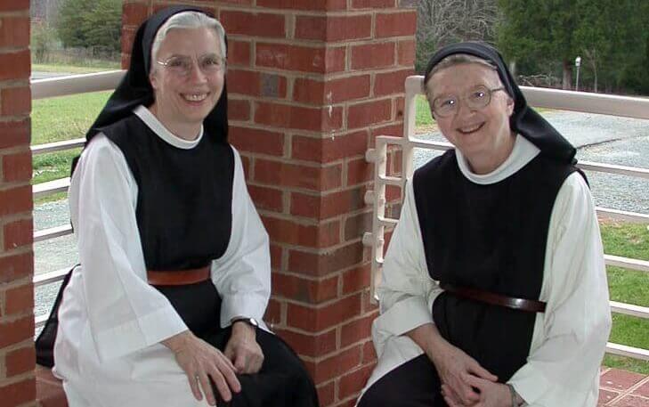 Nunnor som sitter tillsammans.