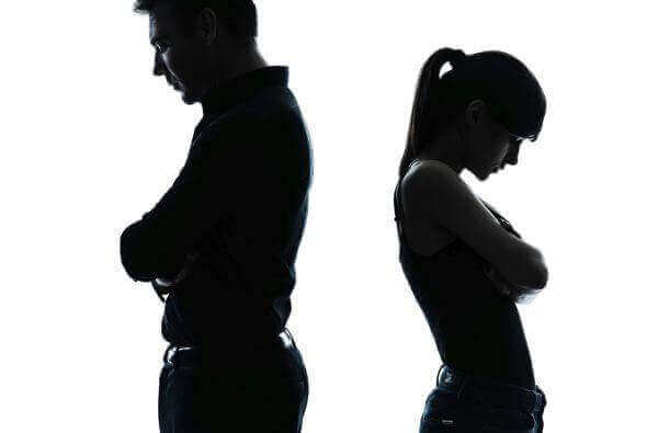 Pappa och dotter som inte pratar.