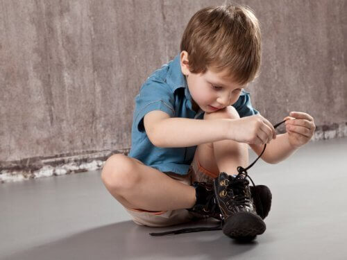 Pojke som knyter skor.