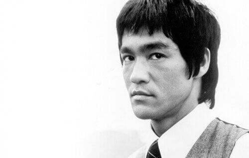 Porträtt av Bruce Lee.