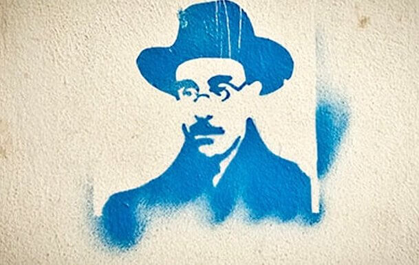 Svartvit målning av Fernando Pessoa.