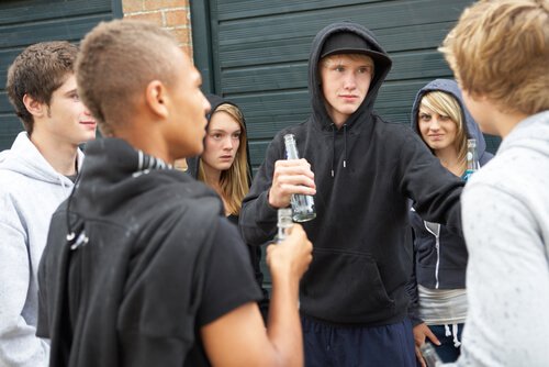 Tonåringar som dricker.
