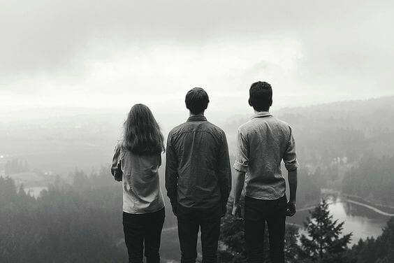 Tre vänner på svartvitt foto.