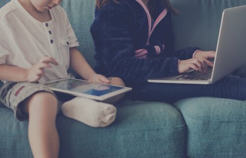 Barn med platta och dator