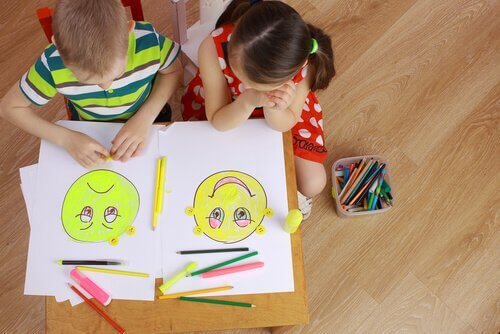 Barn ritar ansikten