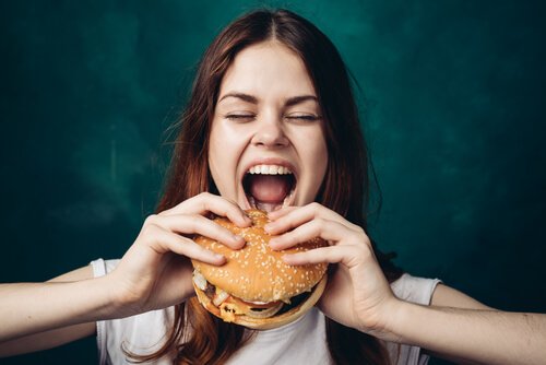 Kvinna med hamburgare