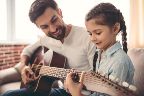 Far och dotter som övar.