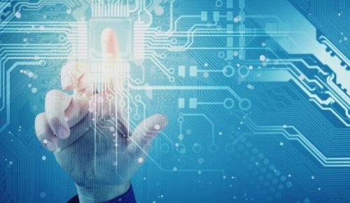 Finger som trycker på strömkrets