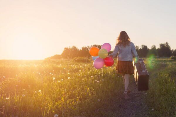 Flicka med ballonger.