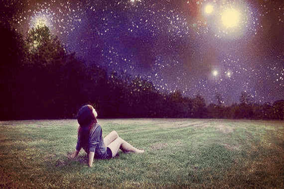 Flicka som tittar på stjärnor.