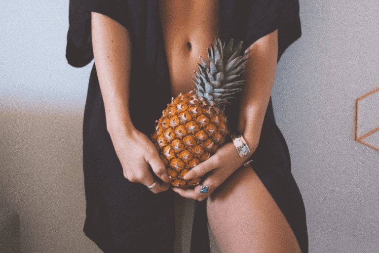 Kvinna med ananas.