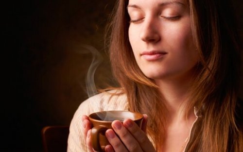 Kvinna med en kopp kaffe.