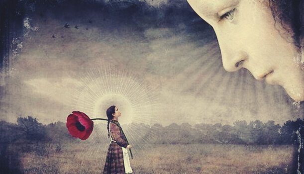 Kvinna med tulpan som tittar mot ett ansikte.