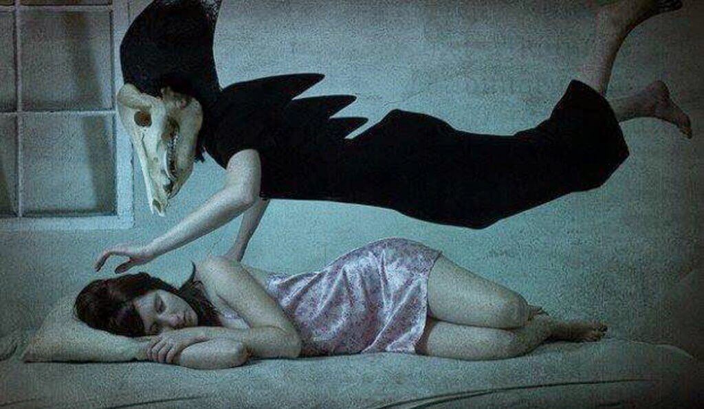 Kvinna som är drabbad av sömnparalys.