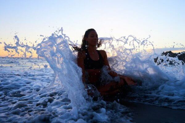Kvinna som badar i havet.