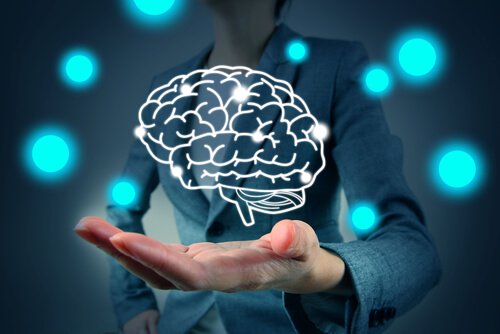 Kvinna som håller en hjärna i handen.