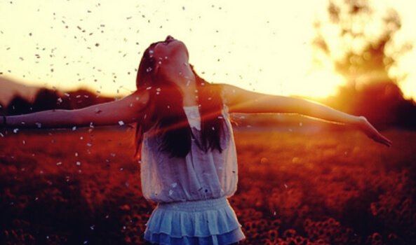 Kvinna som känner sig glad.