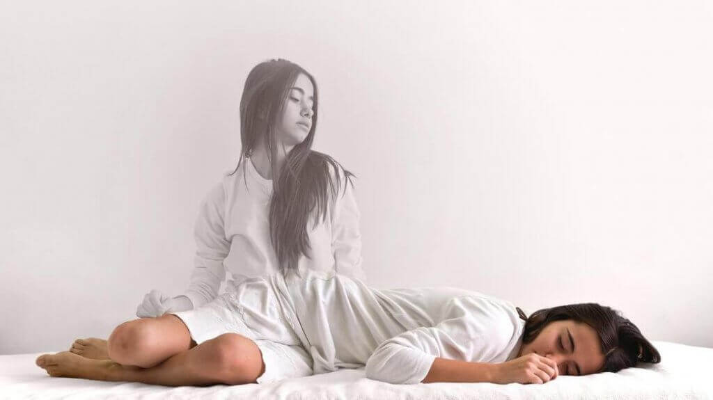 Kvinna som lämnar sin kropp.