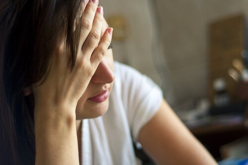Kvinna som mår dåligt för att hon äter dåligt