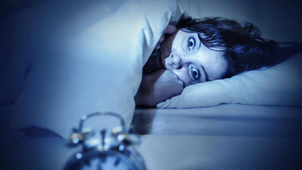 Kvinna som är rädd för att drabbas av sömnparalys
