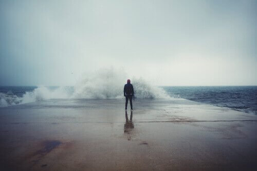 Man som står framför havet.