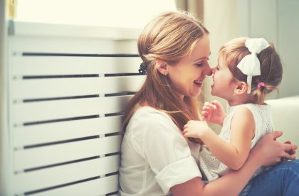 Mor och dotter gnuggar näsorna mot varandra
