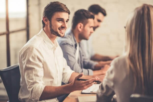 Möte på arbetsplatsen där ditt röstläge förmedlar information om dig.