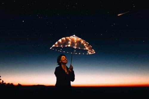 Motiverad kvinna med upplyst paraply