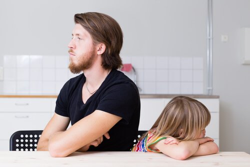 Pappa och dotter med ryggen mot varandra