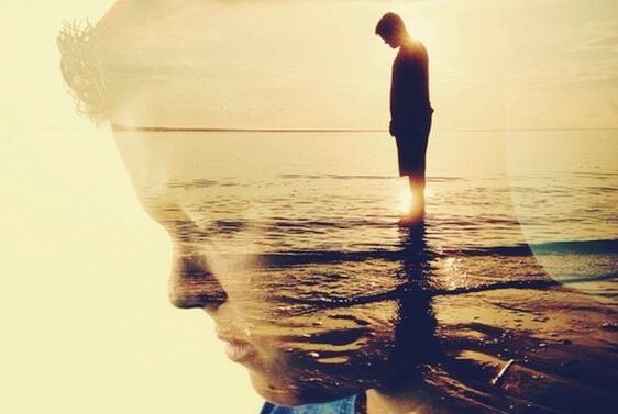 Pojke som står vid havet.