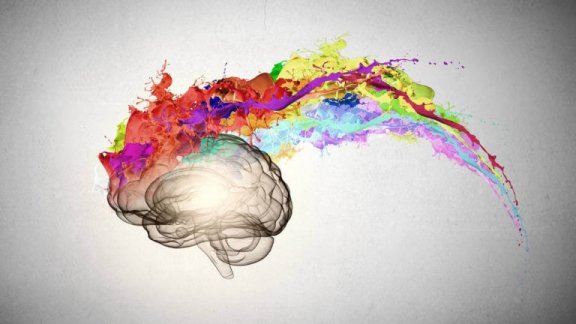 Hjärna med moln av färger