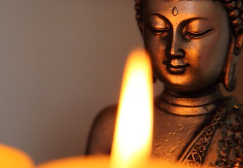Buddhafigur och ljus