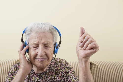 En äldre kvinna med hörlurar