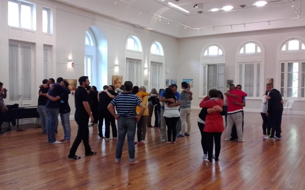 En grupp människor i terapi