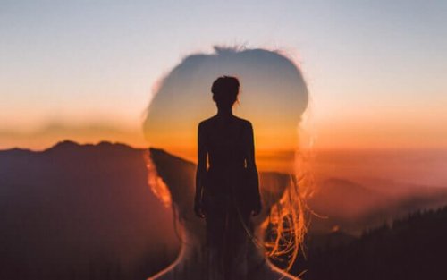 En kvinna som blickar ut i solnedgången