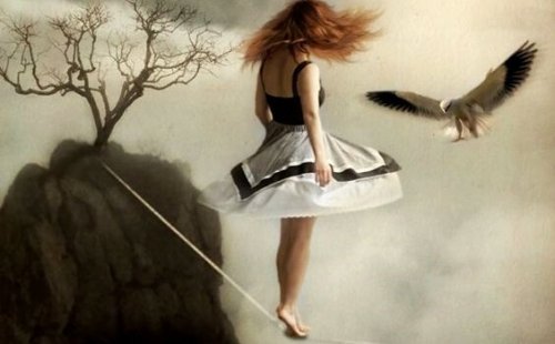 Flicka som balanserar på spänd lina