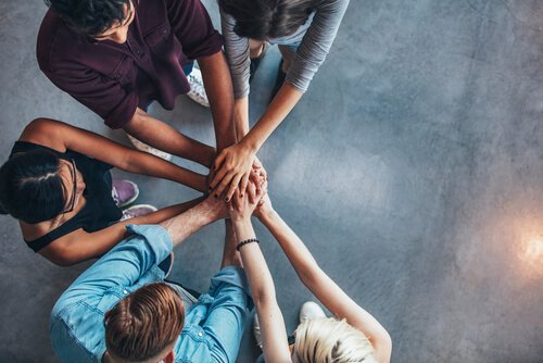 Kollegor håller ihop händerna tillsammans