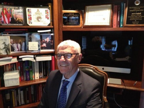 Kruglanski ler på sitt kontor.