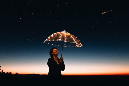 En kvinna med ett paraply med ljus