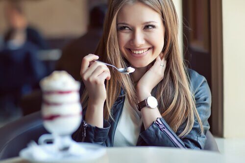 Kvinna som äter glass.