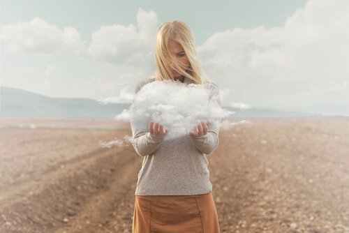 Kvinna som håller i ett moln.