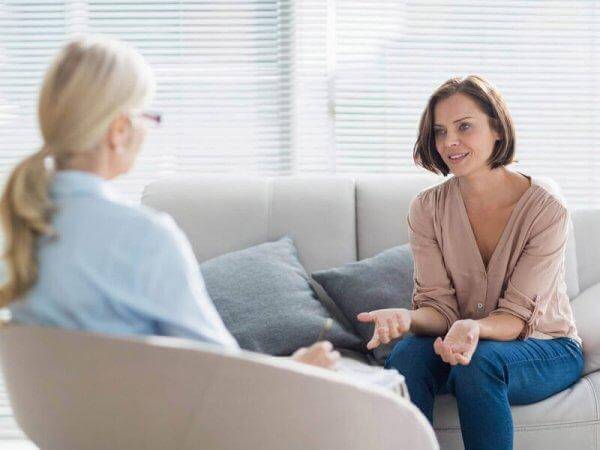 Kvinna som samtalar med psykolog.