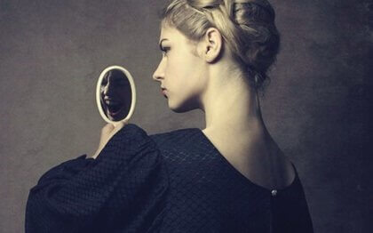 Kvinna som ser sig själv i spegeln